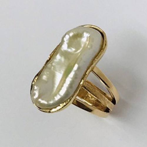 Yellow gold and white baroque pearl ring