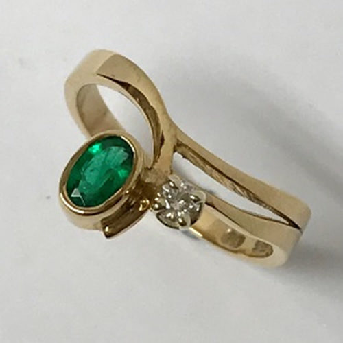 Yellow gold emerald ring