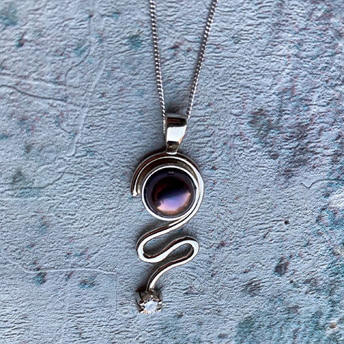 White gold pendant with a centred pearl