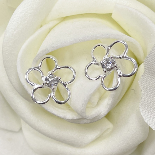Flower shape stud earring
