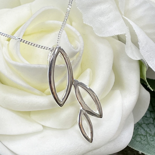 Silver cut out leaf shape pendant
