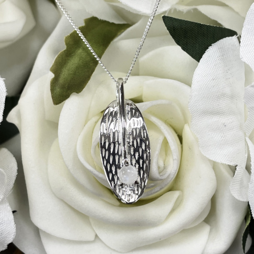 Silver pendant with moonstone